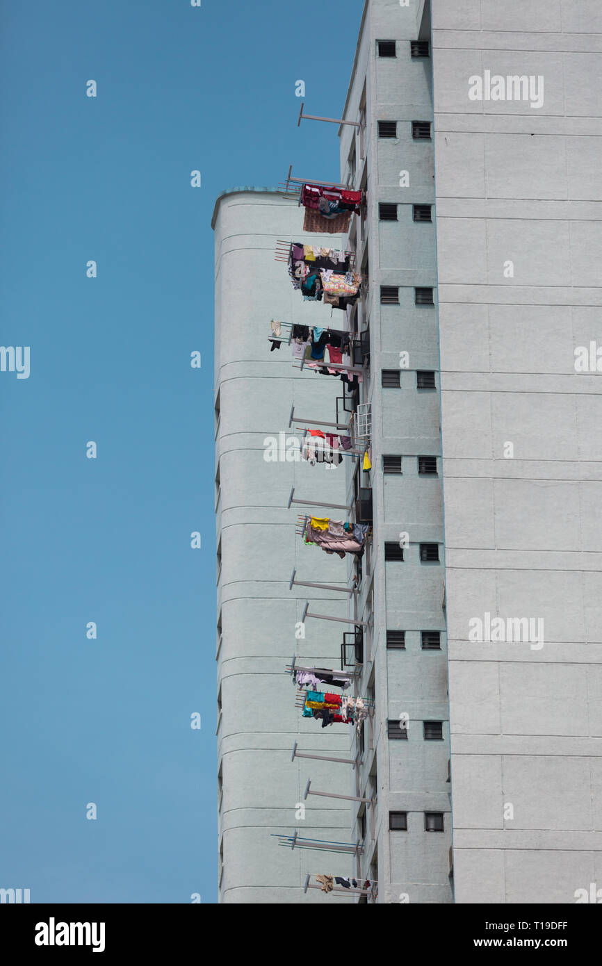 Hi-edificio in Singapore con lavaggio appendere fuori Foto Stock