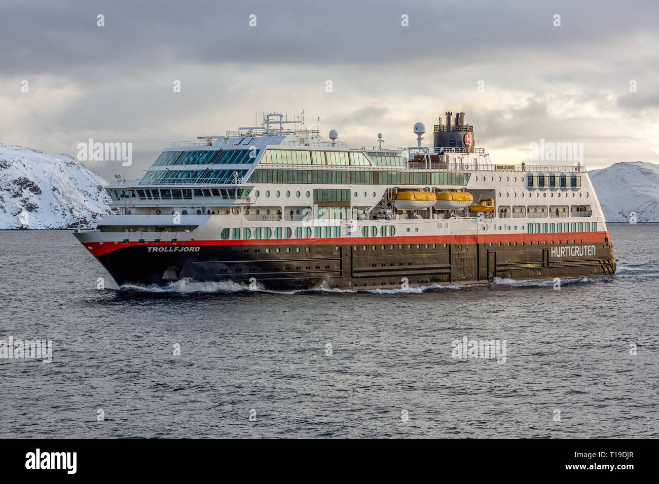 La crociera Hurtigruten Trollfjord nave dalla Norvegia, che porta i passeggeri su viaggi su e giù per i fiordi norvegesi. Foto Stock