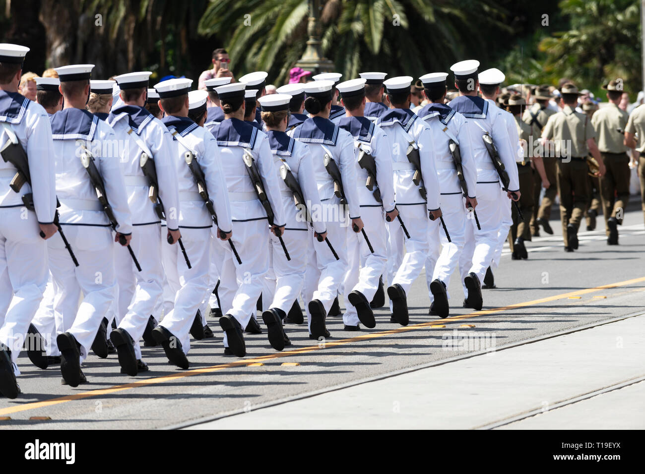 Naval uomini prendono parte a Melbourne in Australia della parata del giorno. Foto Stock