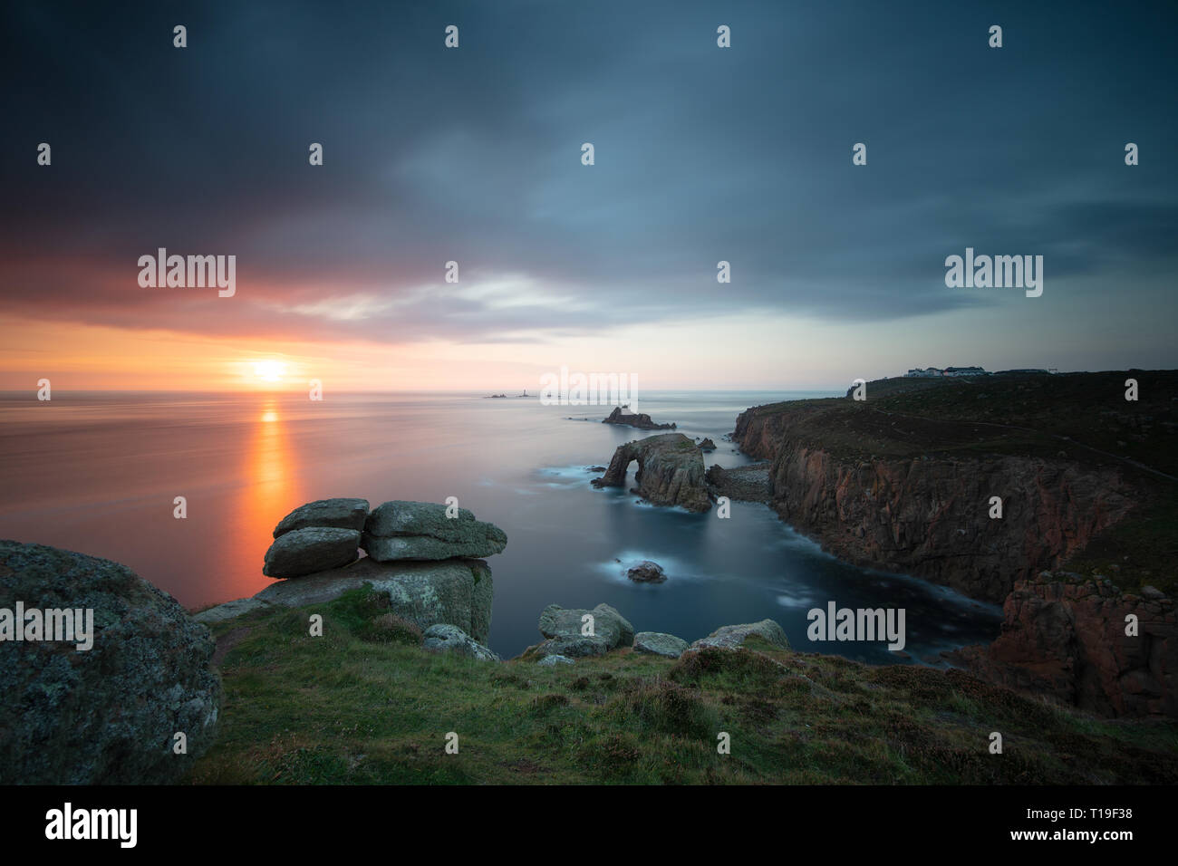 Lands End in Cornovaglia è un promontorio e complesso per le vacanze. Foto Stock