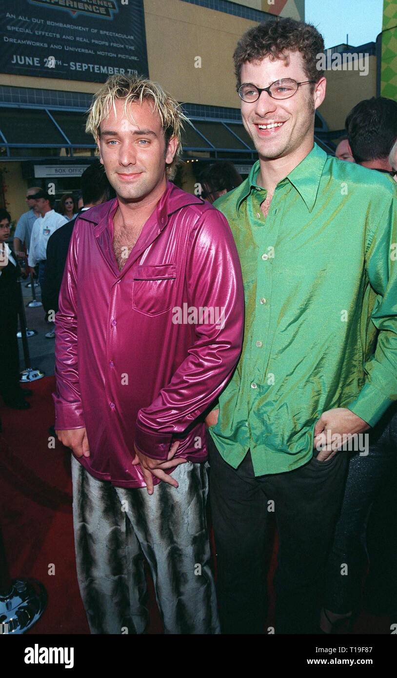 LOS ANGELES, CA - Luglio 29, 1998: Attori TREY PARKER (sinistra) & MATT STONE alla premiere del loro nuovo film, 'BASEketball' presso gli Universal Studios. Essi stella con Jenny McCarthy & Yasmine Bleeth. Foto Stock