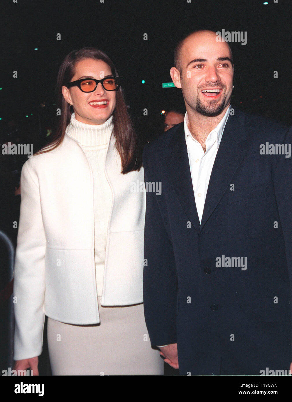 LOS ANGELES, CA - Novembre 10, 1998: attrice BROOKE SHIELDS & la stella del tennis marito Andre AGASSI presso il Los Angeles premiere di 'Meet Joe Black". © Paul Smith / Featureflash Foto Stock