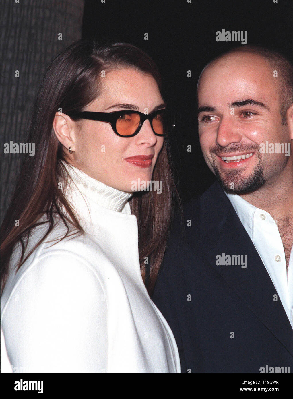 LOS ANGELES, CA - Novembre 10, 1998: attrice BROOKE SHIELDS & la stella del tennis marito Andre AGASSI presso il Los Angeles premiere di 'Meet Joe Black". © Paul Smith / Featureflash Foto Stock