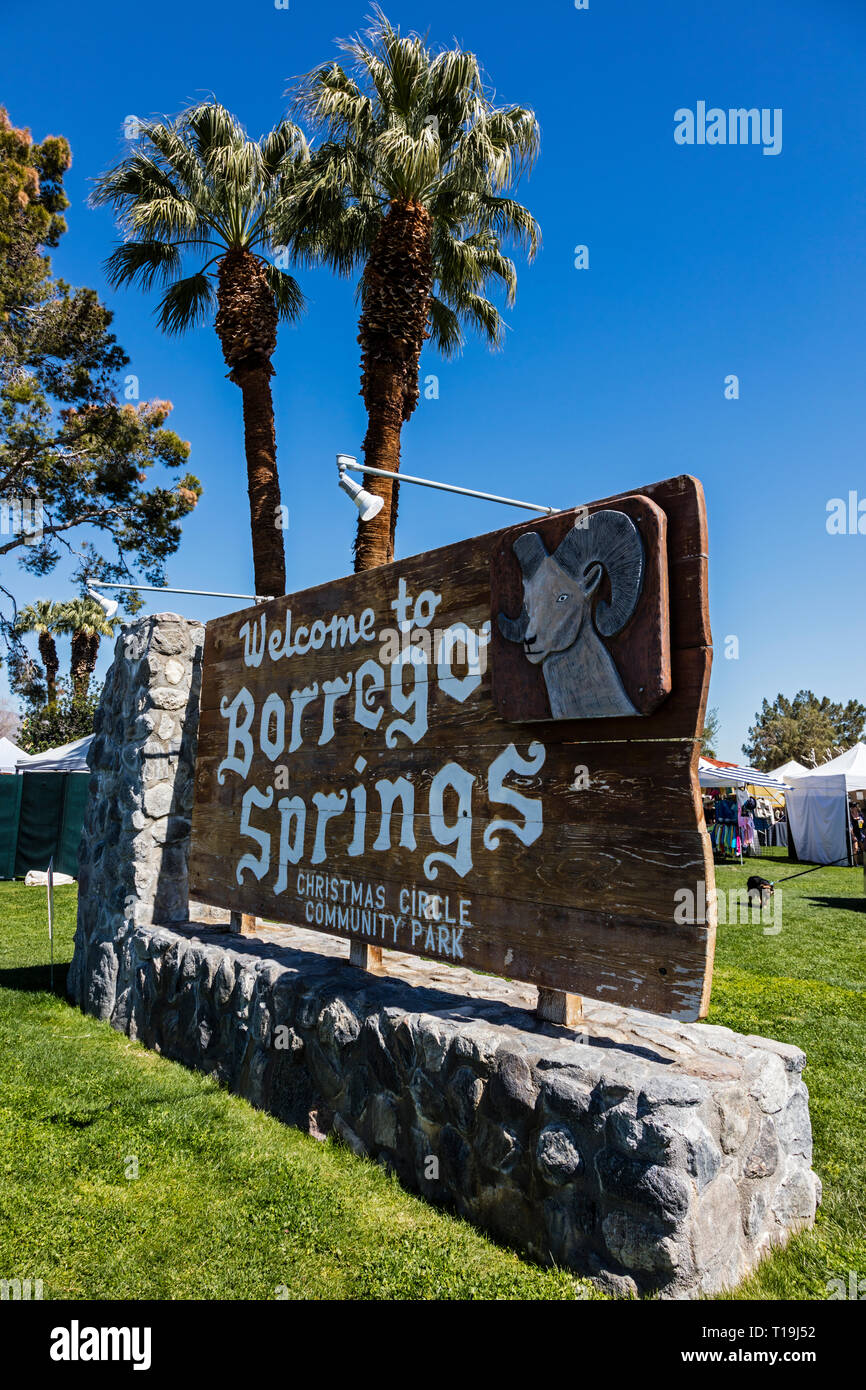 Segno di benvenuto a BORREGO SPRINGS nel cuore di ANZA BORREGO NATIONAL PARK - California Foto Stock