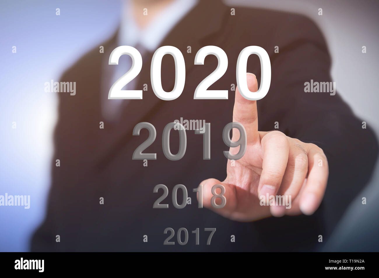 Imprenditore rivolta verso l anno 2020. Imprenditore anno nuovo concetto. Foto Stock