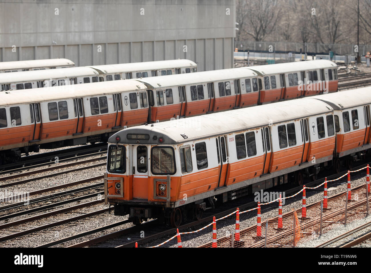 MBTA Linea Arancione treni parcheggiato a Wellington stazione di Medford, Massachusetts, a nord di Boston. Foto Stock