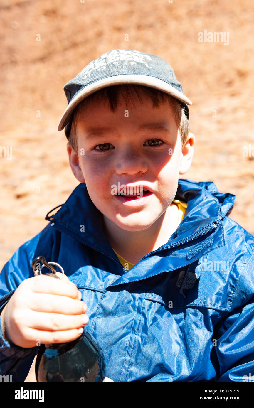 6 anno vecchio ragazzo a Kata Tjuta, NT, Australia Foto Stock