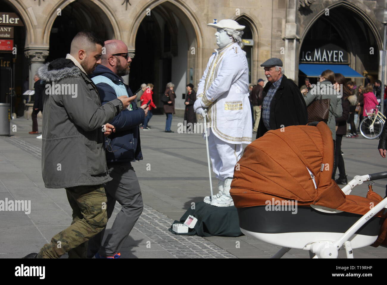 L'artista di strada bianca con il costume di fantasia, fingendo di essere Ludwig II. Persona intorno a ignorare le prestazioni. Foto Stock