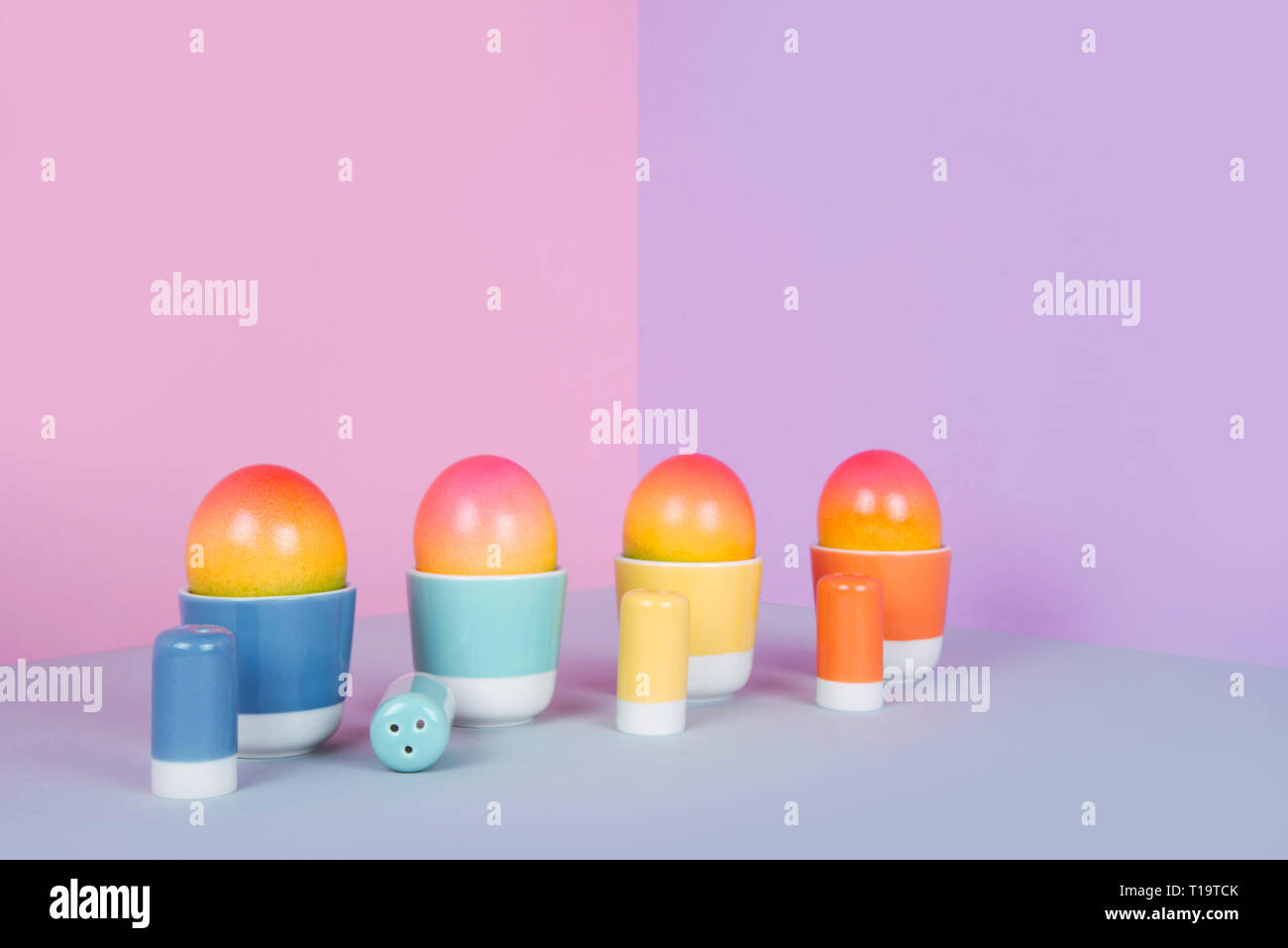 Uova dipinte su sfondo color pastello. Foto Stock
