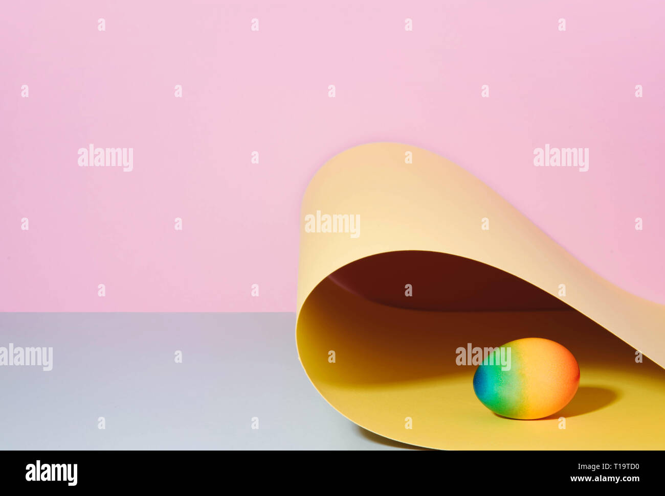 Uova dipinte su sfondo color pastello. Foto Stock