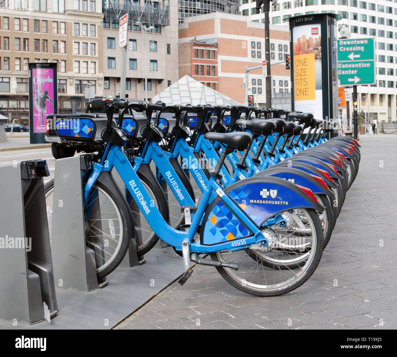 Noleggio biciclette blu al di fuori la stazione sud di Boston, Massachusetts che è una bicicletta pubblica condividi programma & green trasporto alternativo intorno città Foto Stock