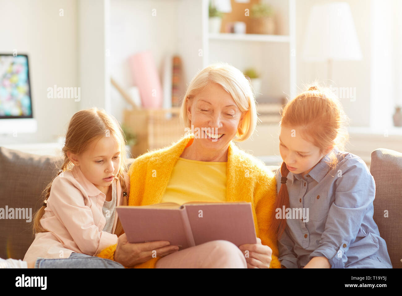 Nonna Libro di lettura Foto Stock