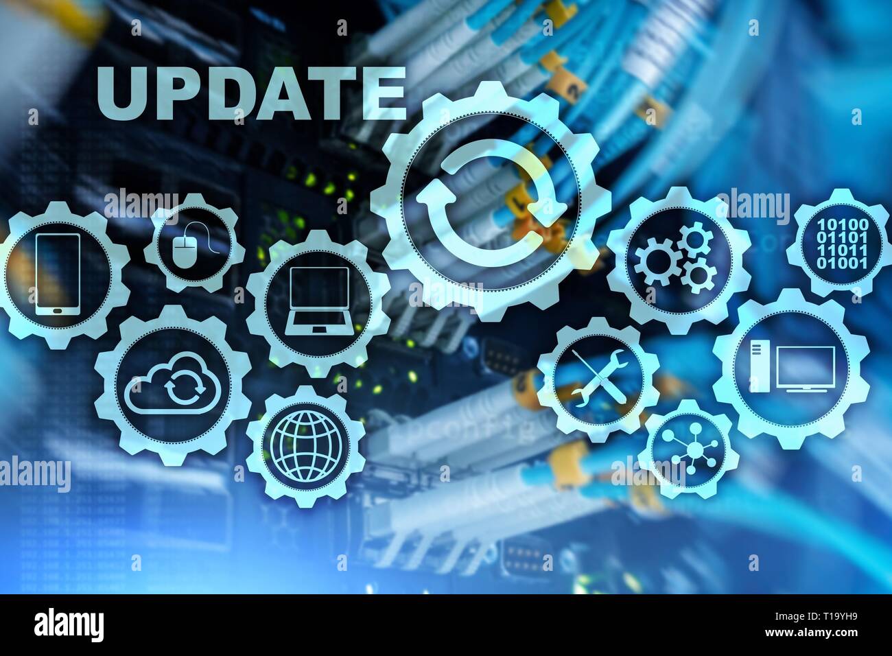 Aggiornamento del software sul computer schermo virtuale Sala Server Datacenter sfondo. Tecnologia il concetto di aggiornamento. Foto Stock