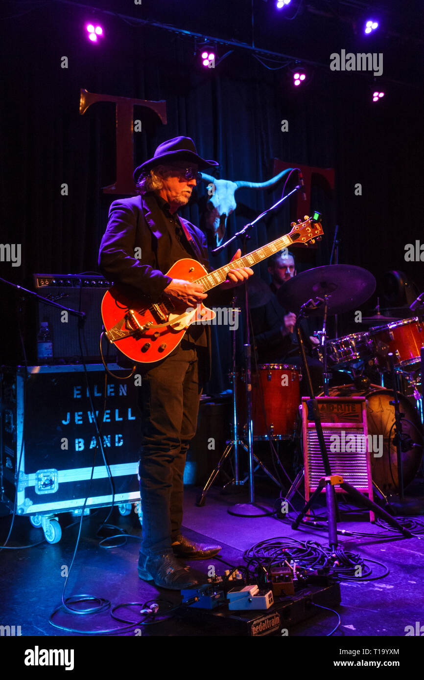 Jerry Miller chitarrista blues di Moby uva a suonare la chitarra eseguendo con la Eilen Jewell Band presso la taverna del trattore in Ballard, Seattle, Washington Foto Stock
