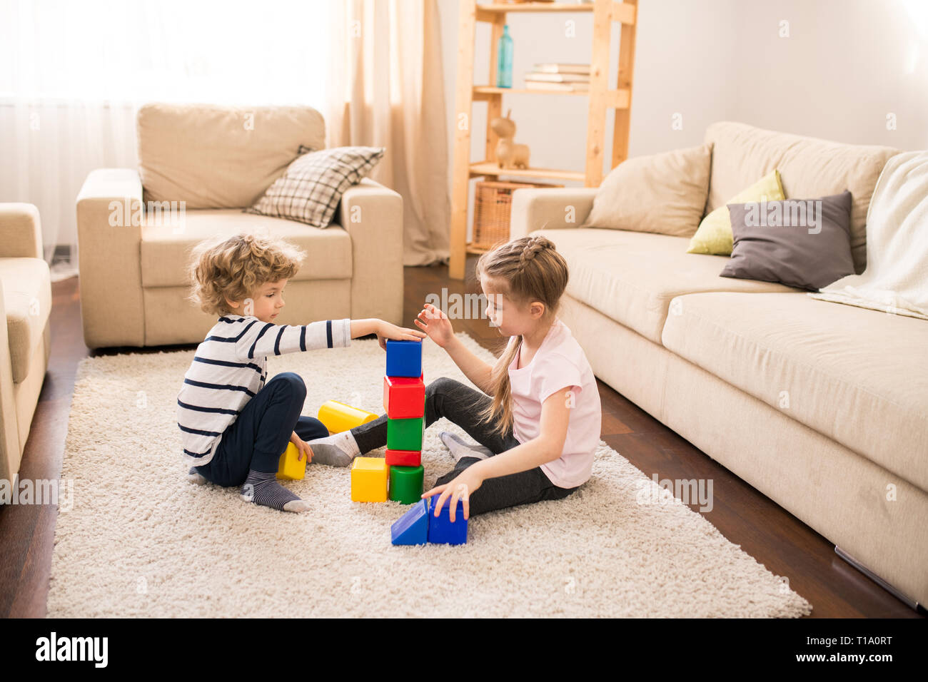 I fratelli a giocare Foto Stock