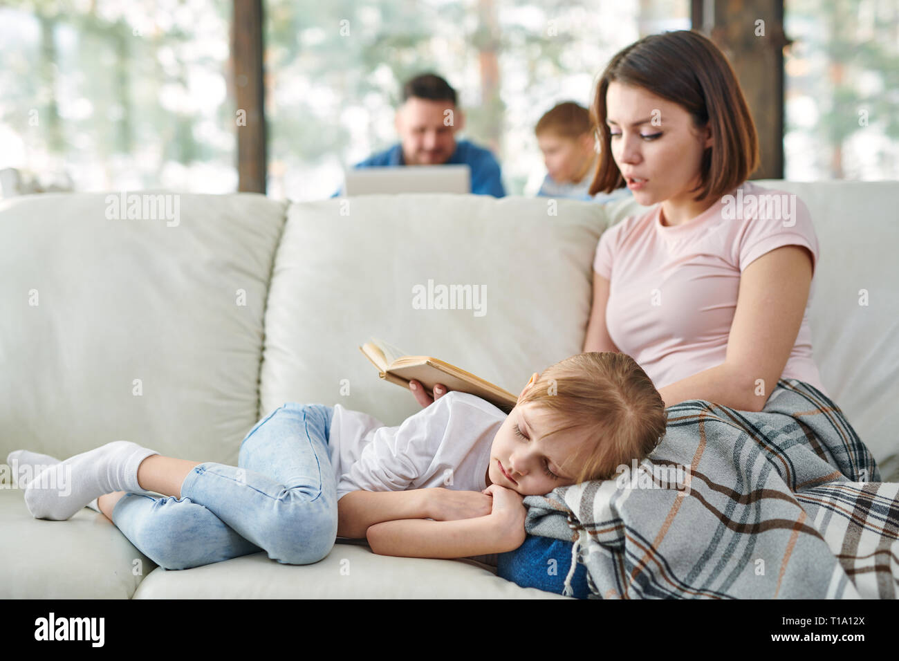 La lettura per dormire Foto Stock