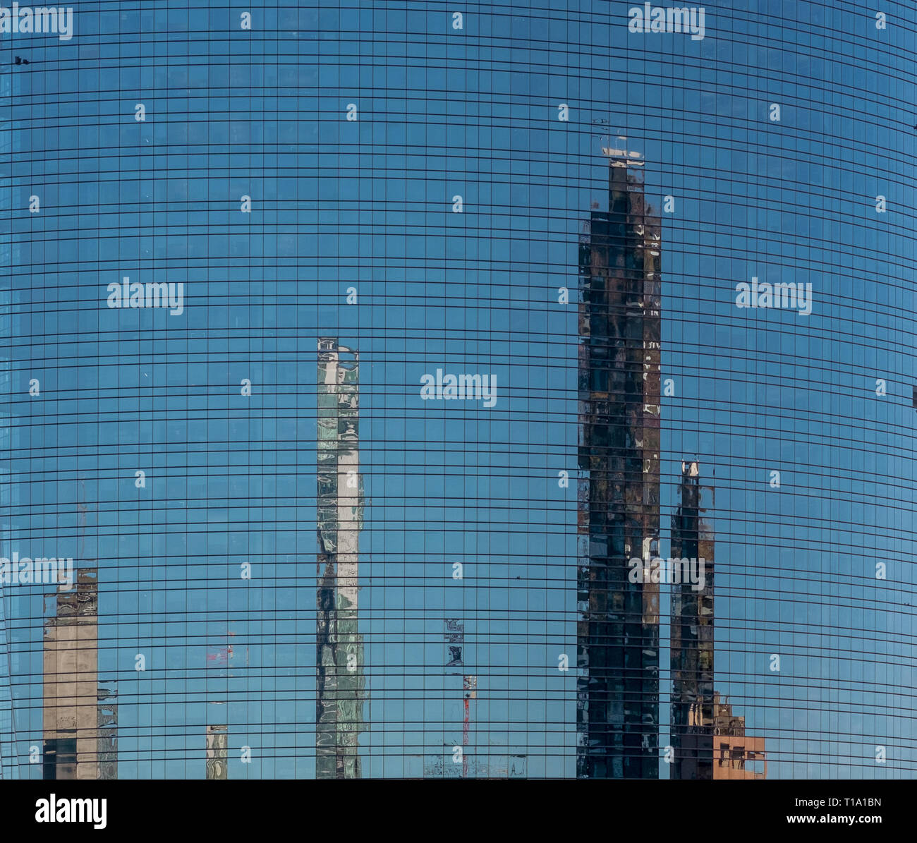 Moderni edifici che si riflettono sulla parete di vetro. Milano, lombardia, italia. Foto Stock
