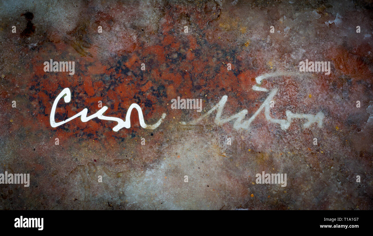 Una scrittura a mano sul pavimento coperto di neve, acqua e ghiaccio Foto Stock