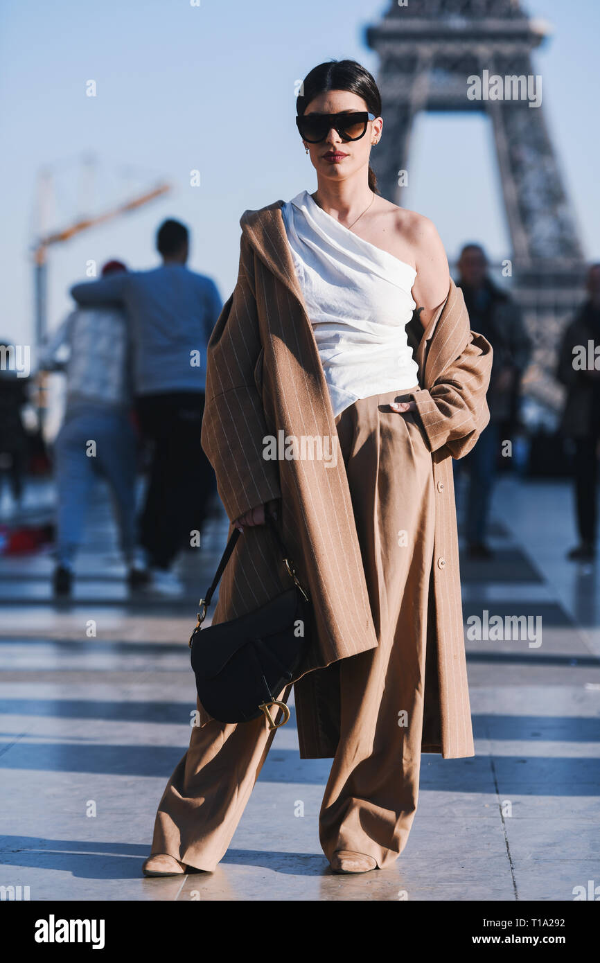 Parigi, Francia - 27 Febbraio 2019: Street style abito - Aida Domenech prima di una sfilata di moda durante la settimana della moda di Parigi - PFWFW19 Foto Stock