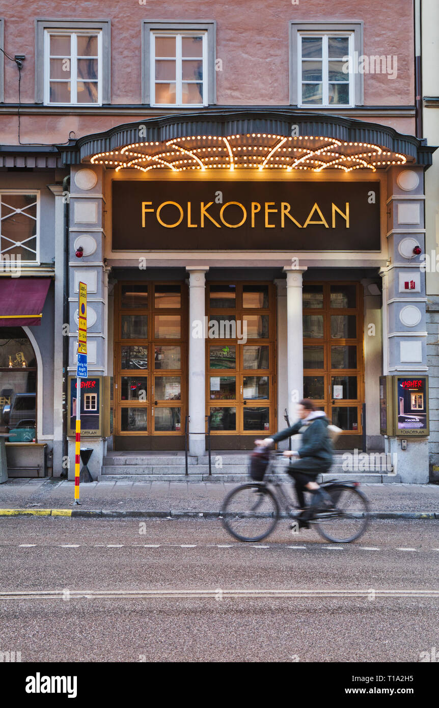 Ciclista passando Folkoperan piccolo ed intimo opera house, Sodermalm, Stoccolma, Svezia e Scandinavia Foto Stock