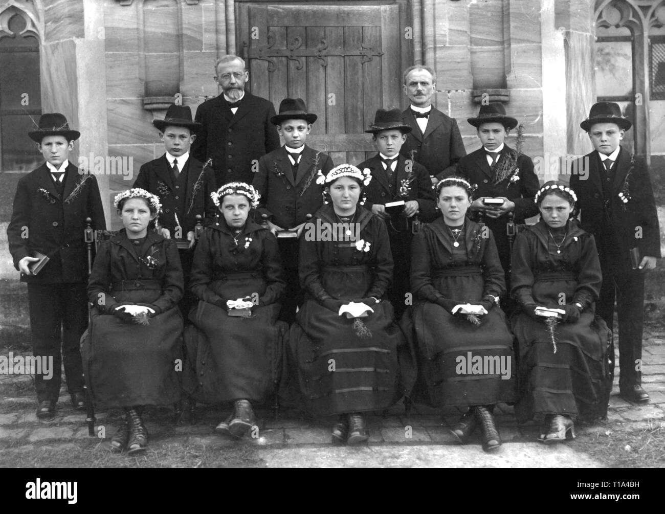 La religione, il cristianesimo, cerimonia, i bambini dopo la prima comunione, cabinet card, Oettingen, circa 1910, Additional-Rights-Clearance-Info-Not-Available Foto Stock