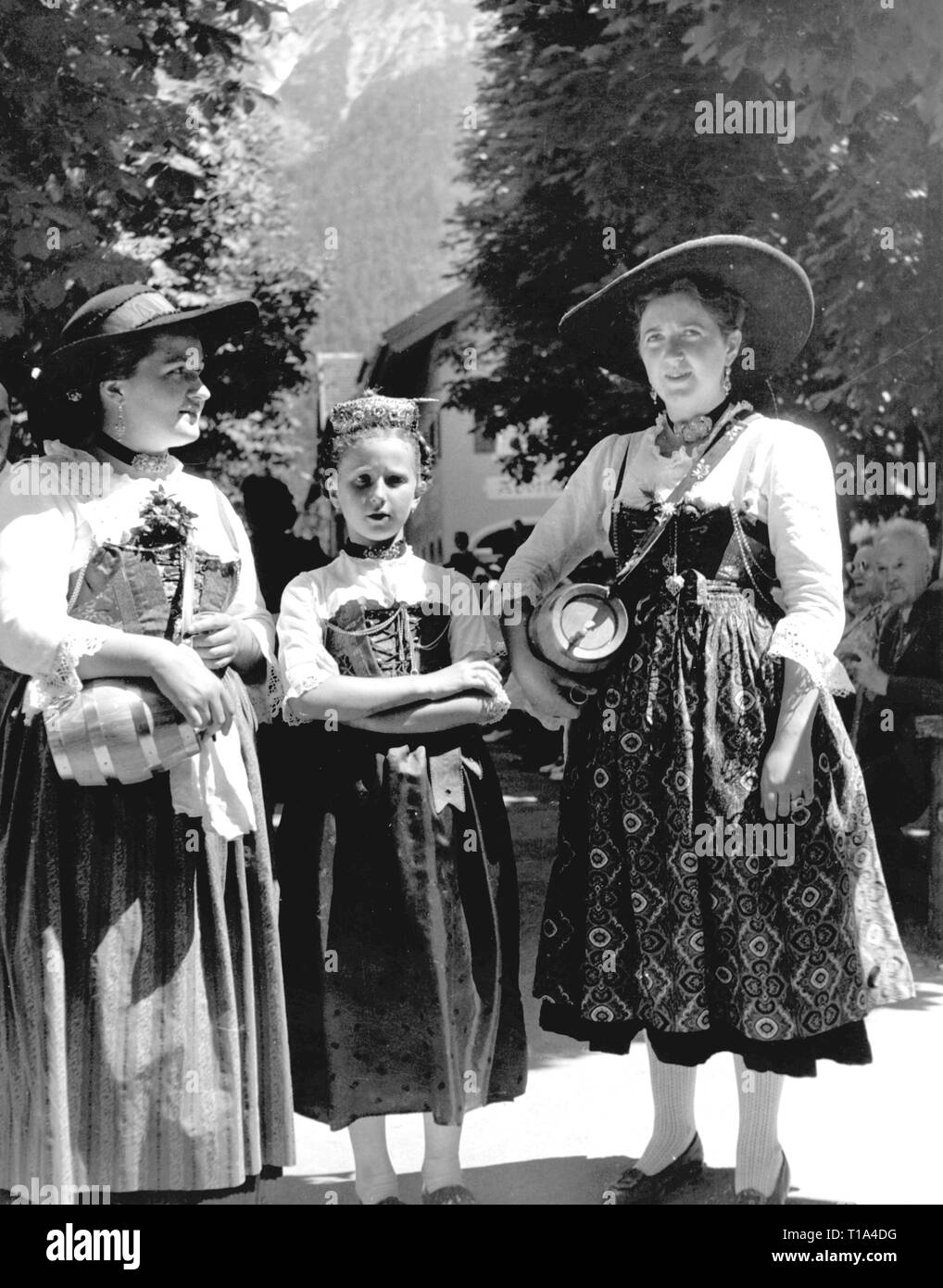 Moda, costume tradizionale, sutlers fucilieri la processione, Partenkirchen, 1955, Additional-Rights-Clearance-Info-Not-Available Foto Stock