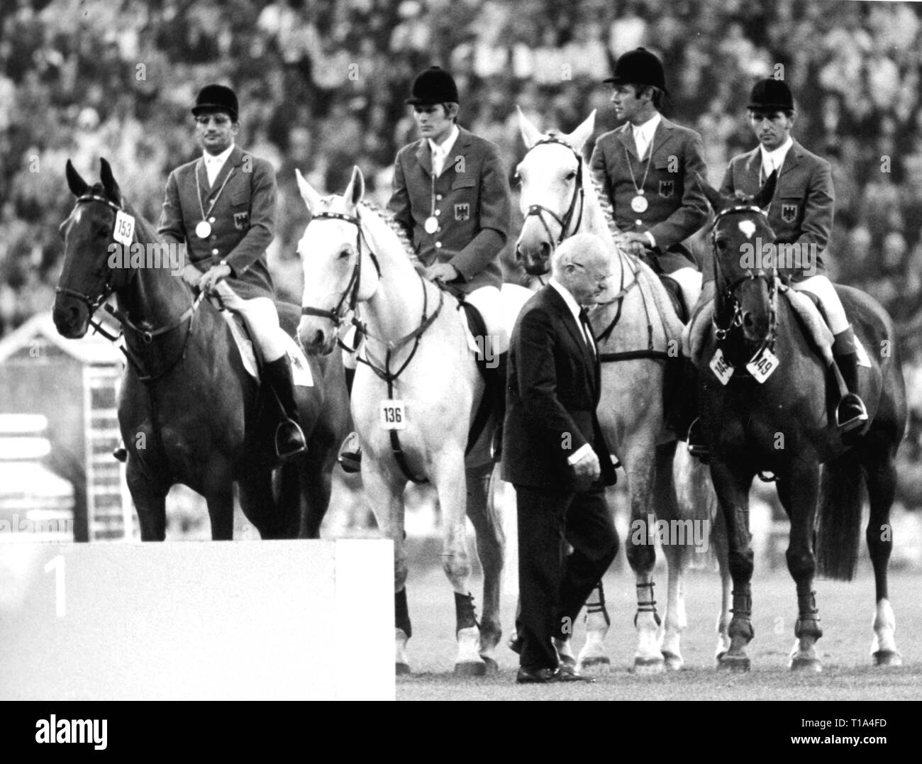 Sport, Giochi Olimpici, 1972 Monaco di Baviera, cerimonia di presentazione per il salto jockey team competition, medaglia d'oro in Germania, da sx a dx: Hans Guenter Winkler su 'Trofeo', Gerd Wiltfang su 'Askan', Fritz Ligges su "Robin', Hartwig Steenken su 'Simona', in primo piano Avery Brundage, maneggio Riem, Monaco di Baviera, 11.9.1972, Additional-Rights-Clearance-Info-Not-Available Foto Stock