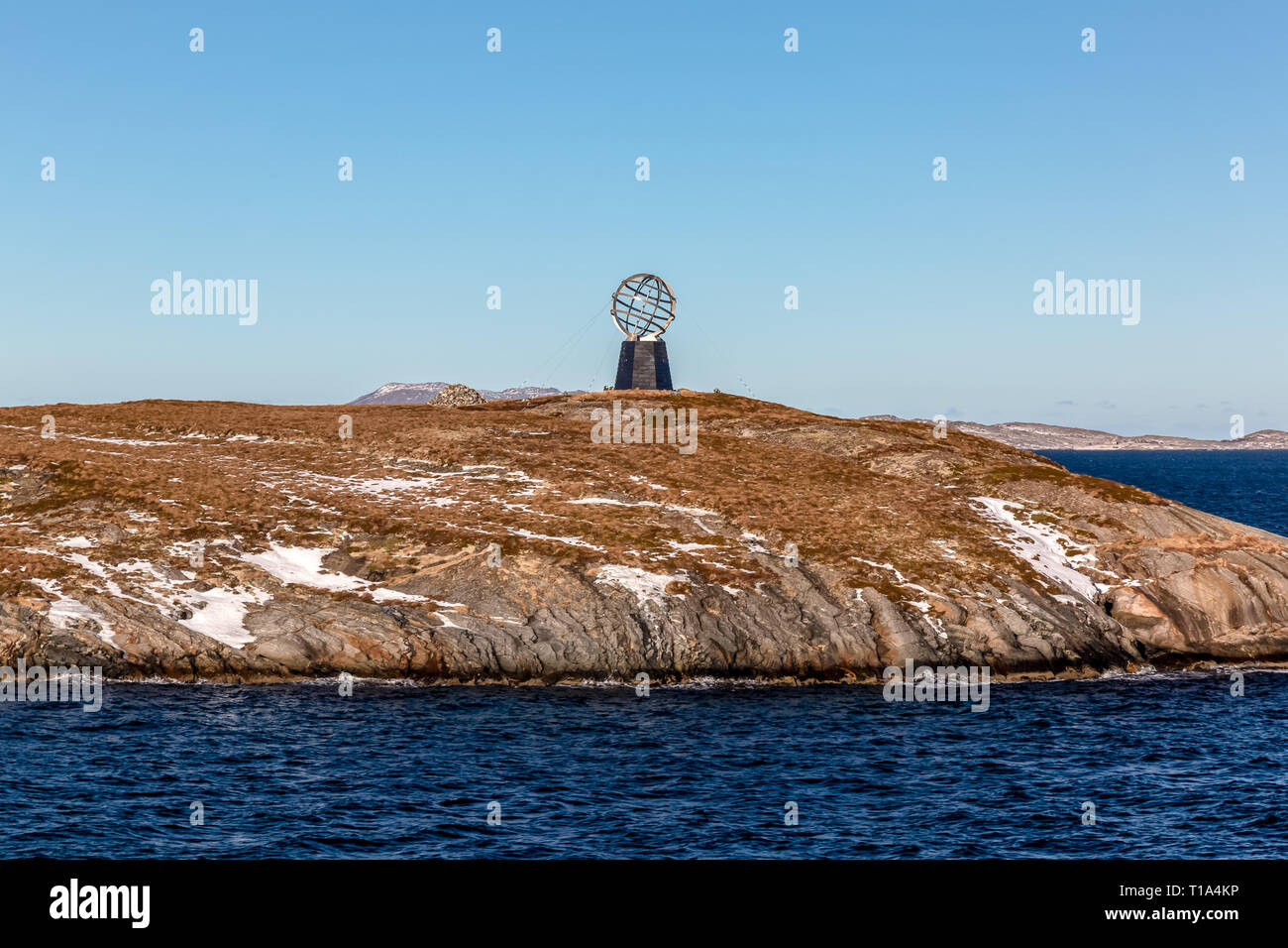 Il Circolo Polare Artico monumento sulla piccola isola di Vikingen in Norvegia, segnando la linea del Circolo Polare Artico. Foto Stock