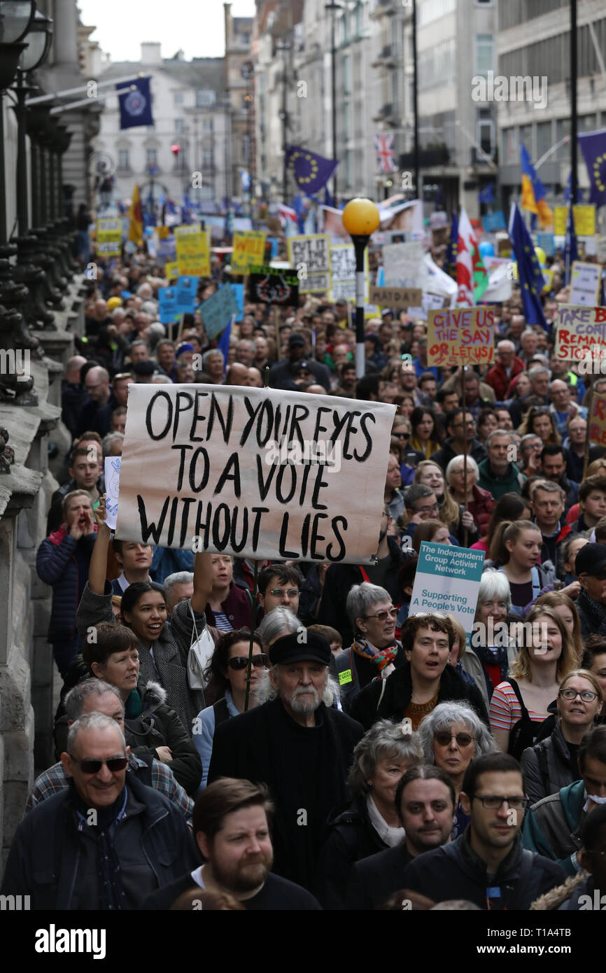 Migliaia di manifestanti Anti-Brexit marzo a Londra per protestare per un voto popolare sul risultato del referendum Brexit, London, England Regno Unito Foto Stock