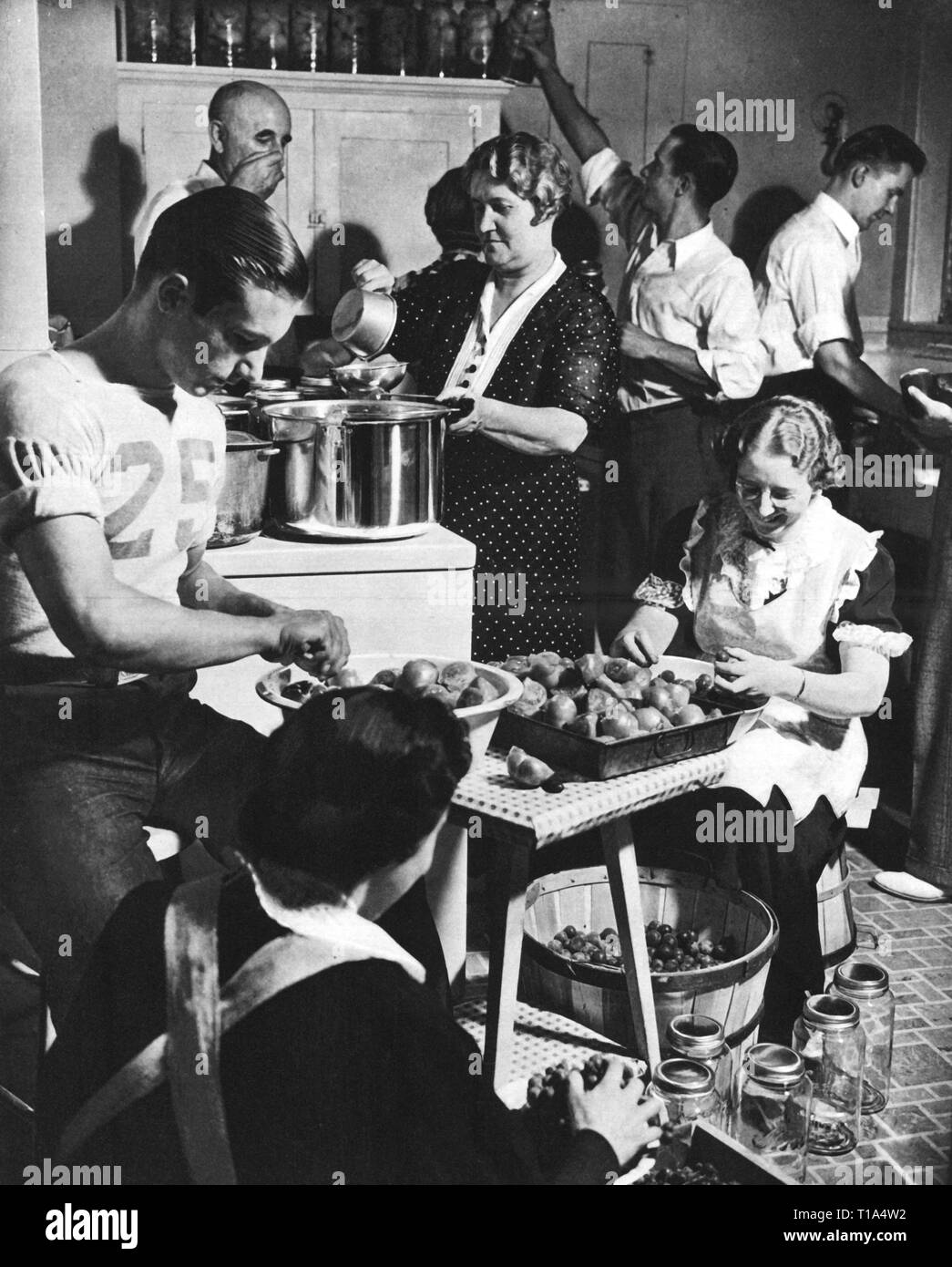 La religione, setta mormone, famiglia stridente di frutta e vegetali per situazioni di emergenza, da: "La rivista Life', New York, gennaio 1938, Additional-Rights-Clearance-Info-Not-Available Foto Stock