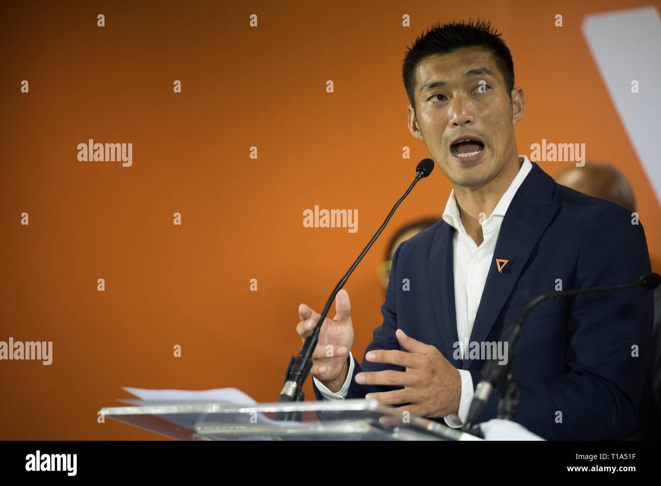 Futuro avanzato di leader di partito Thanathorn Juangroongruangkit parla con i giornalisti nel corso di una conferenza stampa il giorno dopo il 2019 Thai elezione generale. Il futuro in avanti sono partito per indicare che stanno considerando la possibilità di formare un governo di coalizione con il Pheu Thai party che ha vinto la maggior parte dei seggi nelle elezioni con le condizioni. Foto Stock