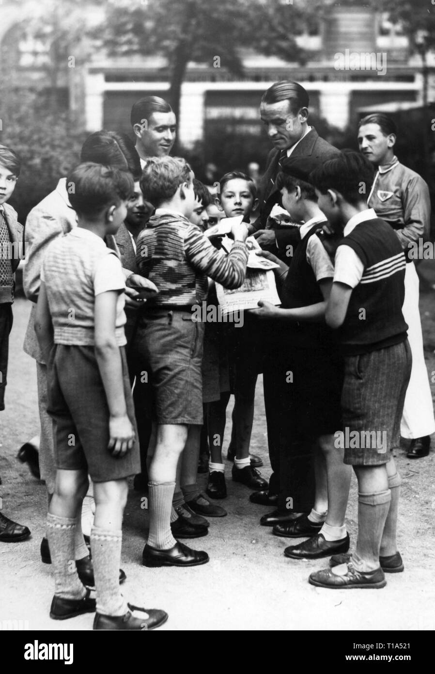 Sport, ciclismo, gara ciclistica, Tour de France 1936, Salvador Molina e Mariano Canardo, i membri del team Spanish-Luxemburgian stanno dando i giovani tifosi autografi, Paris, 1936, Additional-Rights-Clearance-Info-Not-Available Foto Stock