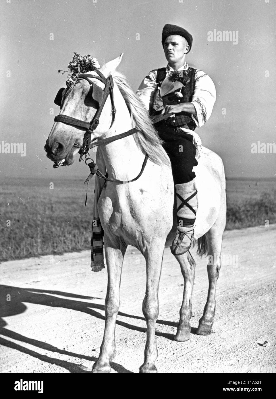 Geografia / viaggi storico, Bulgaria, folklore, bulgaro contadino in costume nazionale su un cavallo, circa 1935, Additional-Rights-Clearance-Info-Not-Available Foto Stock