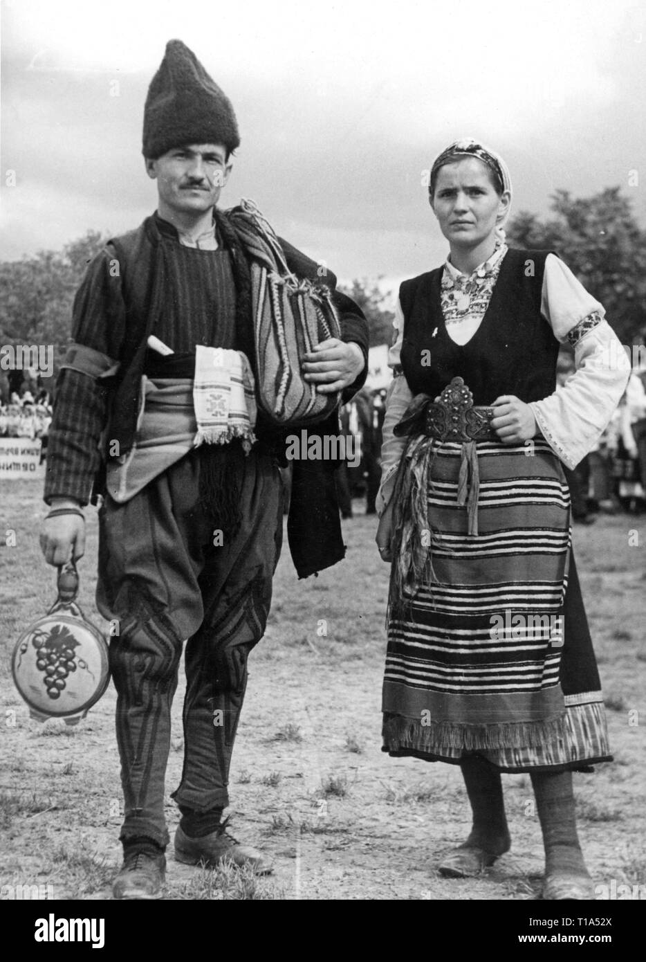 Geografia / viaggi storico, Bulgaria, folklore, bulgaro matura in costume nazionale, circa 1935, Additional-Rights-Clearance-Info-Not-Available Foto Stock
