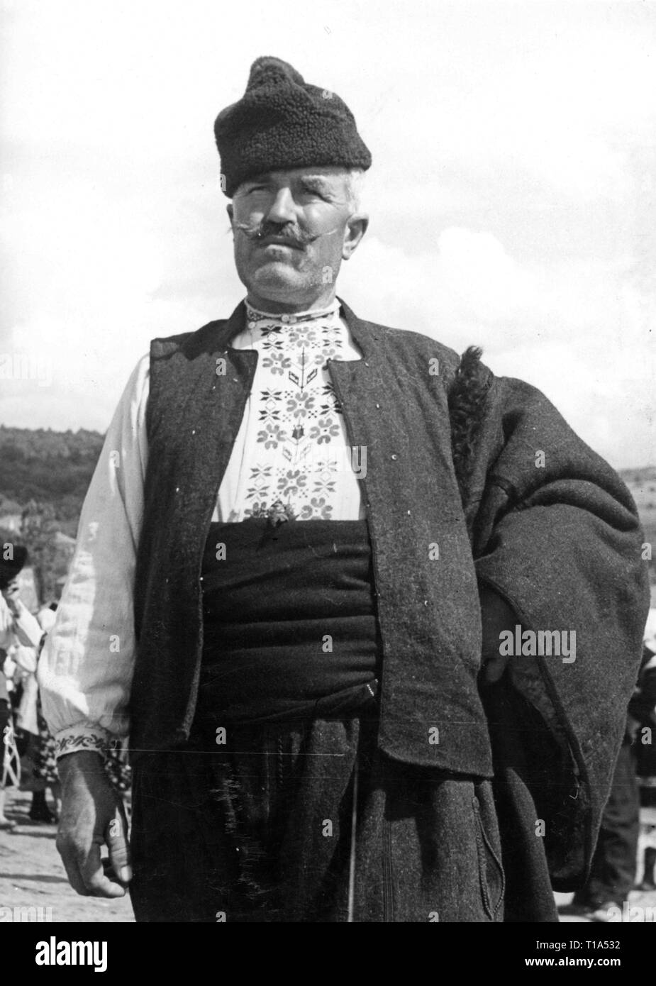 Geografia / viaggi storico, Bulgaria, folklore, bulgaro uomo in costume nazionale, circa 1935, Additional-Rights-Clearance-Info-Not-Available Foto Stock