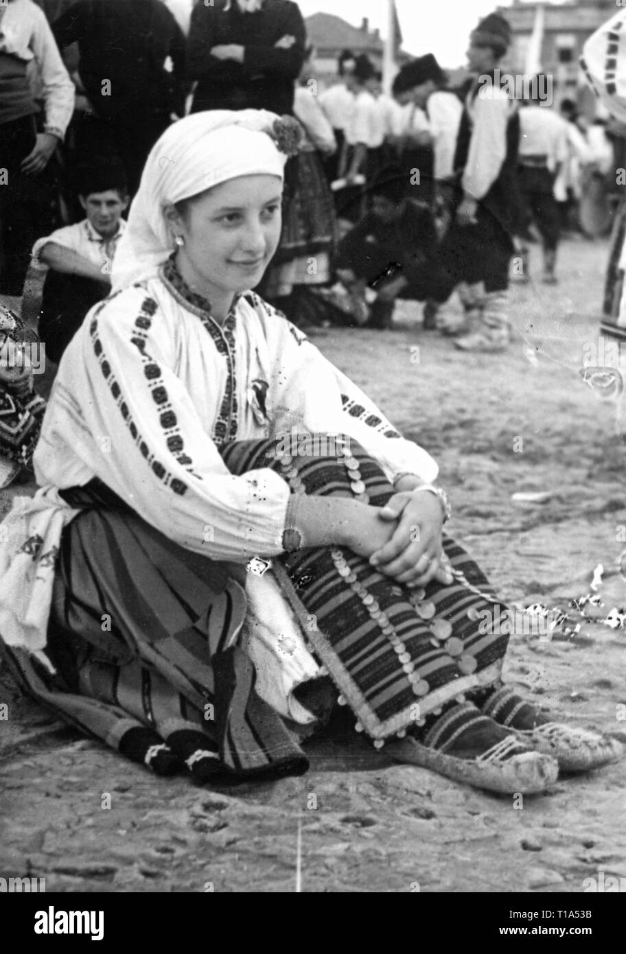 Geografia / viaggi storico, Bulgaria, folklore, bulgaro donna in costume nazionale, circa 1935, Additional-Rights-Clearance-Info-Not-Available Foto Stock