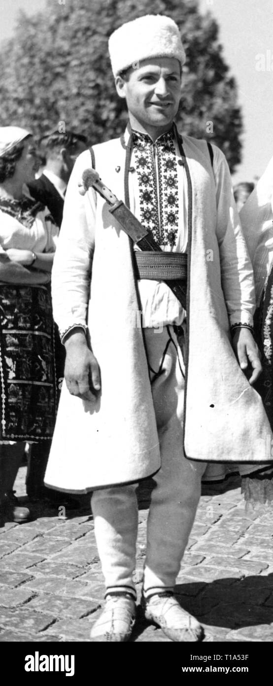 Geografia / viaggi storico, Bulgaria, folklore, bulgaro uomo in costume nazionale, Western Bulgaria, circa 1935, Additional-Rights-Clearance-Info-Not-Available Foto Stock