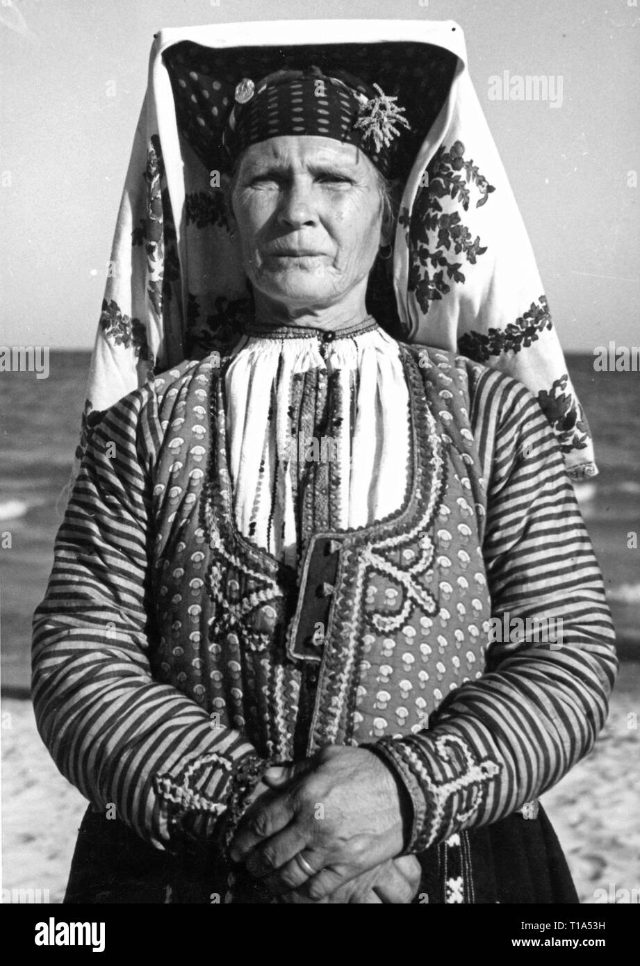 Geografia / viaggi storico, Bulgaria, folklore, bulgaro donna in costume nazionale, circa 1935, Additional-Rights-Clearance-Info-Not-Available Foto Stock