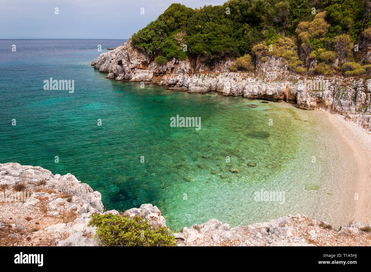 Il pittoresco paesaggio di cove con cristallo, il blu del mare e spiaggia idilliaca per rilassarsi durante l'estate. Colorate vista greca di pietre in acque turchesi e r Foto Stock