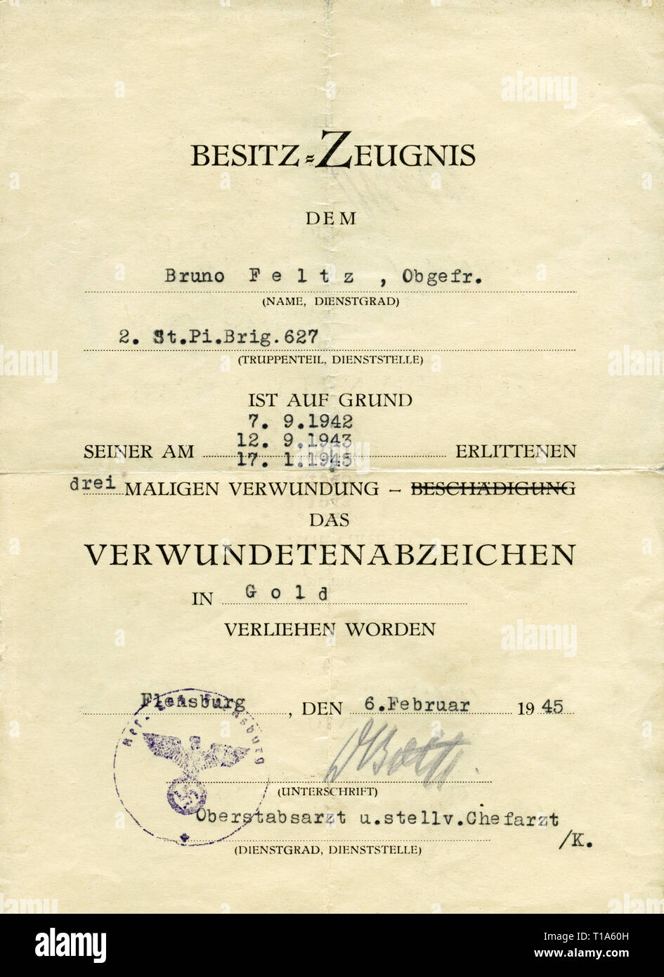 Germania, WW II, documento per woundet persona in guerra, in questo caso per tre woundes. Il soldato ha ottenuto le insegne in oro, 1945., Additional-Rights-Clearance-Info-Not-Available Foto Stock