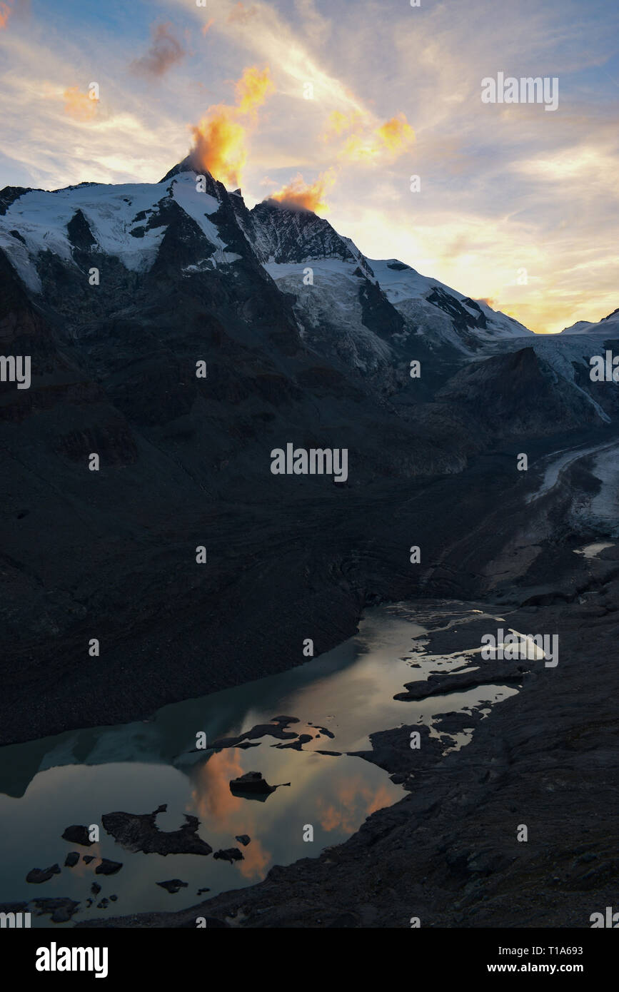 Tramonto a la montagna più alta dell'Austria Grossglockner con lago glaciale alla fine del ghiacciaio Pasterze Foto Stock