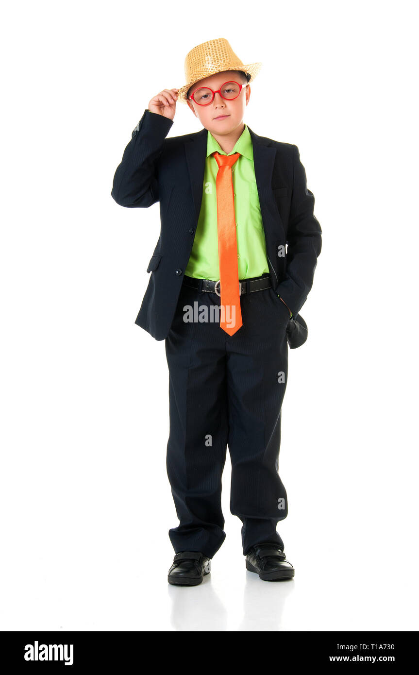 Ragazzo divertente scolaro in un business suit, luminoso cravatta e  occhiali buffi e un cappello emotivamente dancing isolato su un fondo  bianco Foto stock - Alamy