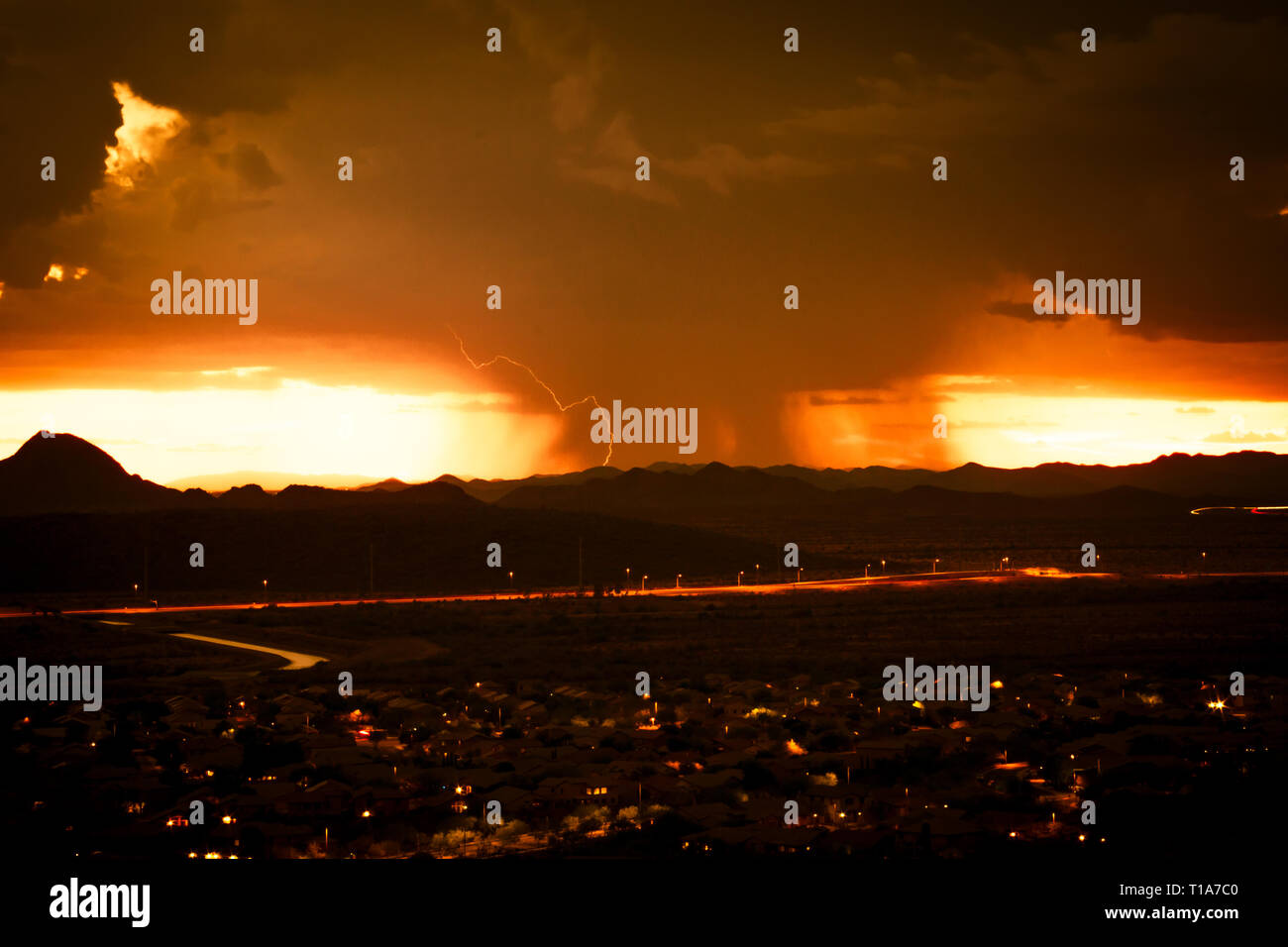 Una tempesta di monsone con un fulmine nel deserto dell'Arizona durante il tramonto. Foto Stock