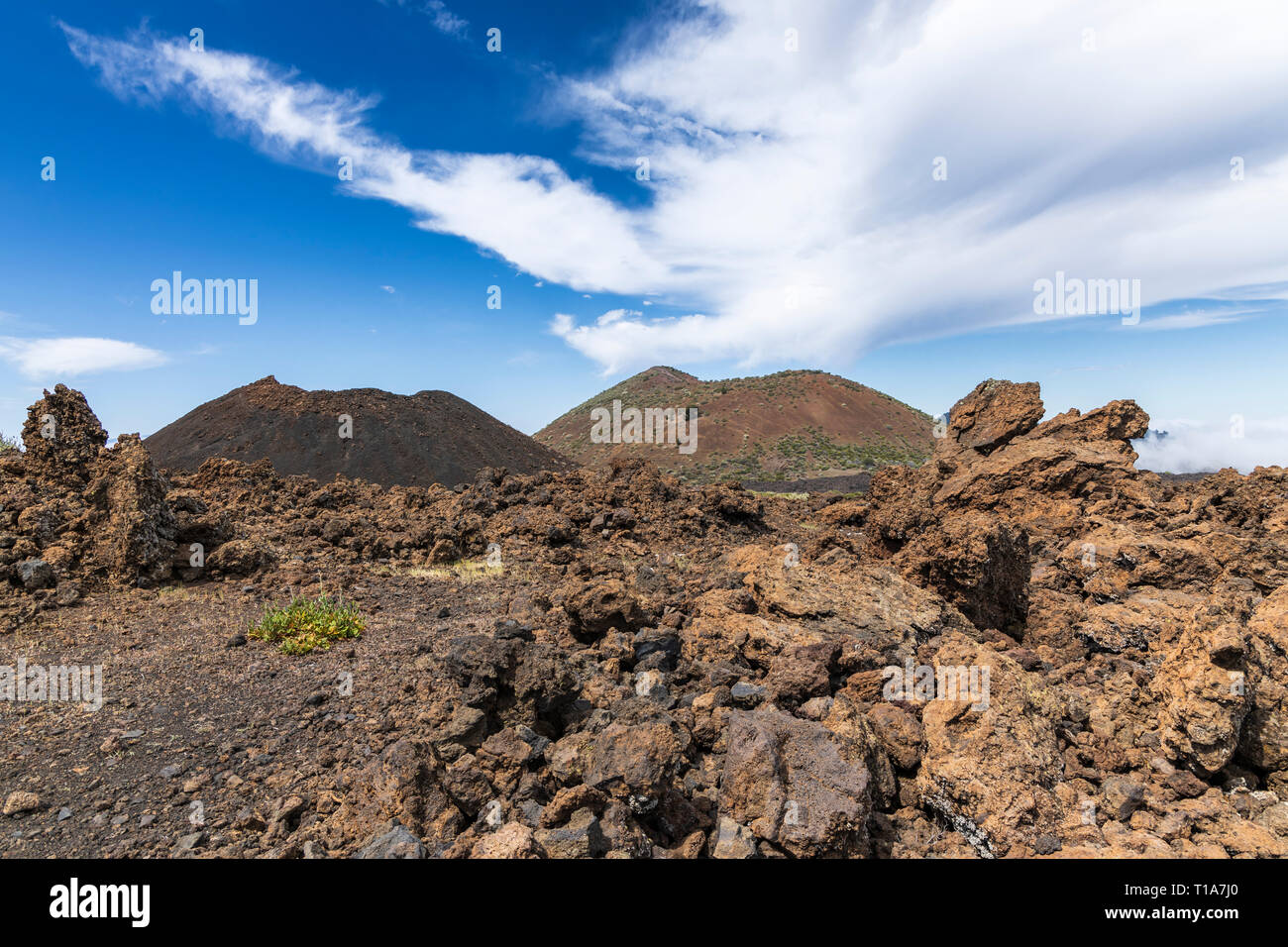 Guardando oltre il vecchio vulcani e flusso di lava solidificato nella Chinyero zona di Tenerife, Isole Canarie, Spagna Foto Stock