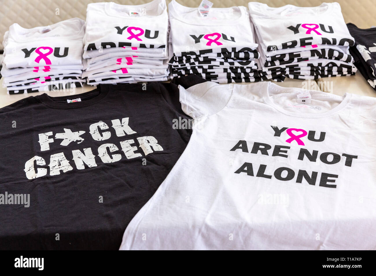 Fashion tee shirt con slogan sostenere i malati di cancro in vendita per  raccogliere fondi per la passeggiata per la vita di carità, Tenerife, Isole  canarie, Spagna Foto stock - Alamy
