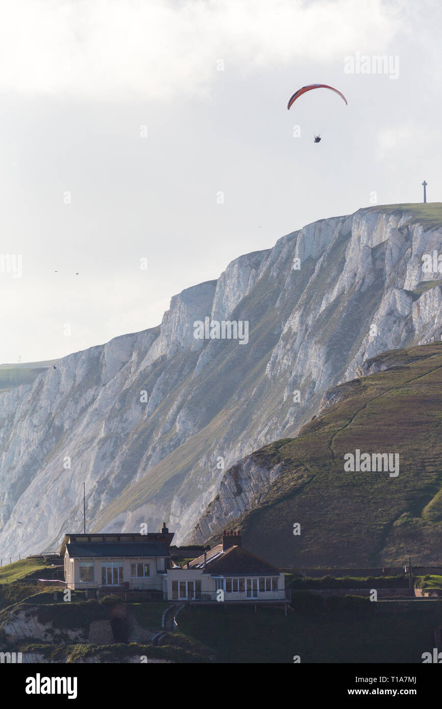 Casa,a,top,d,cliff,Parapendio,para,glider,Tennyson monumento, persone, passeggiate, Tennyson monumento, acqua dolce, Isle of Wight, England, Regno Unito Foto Stock