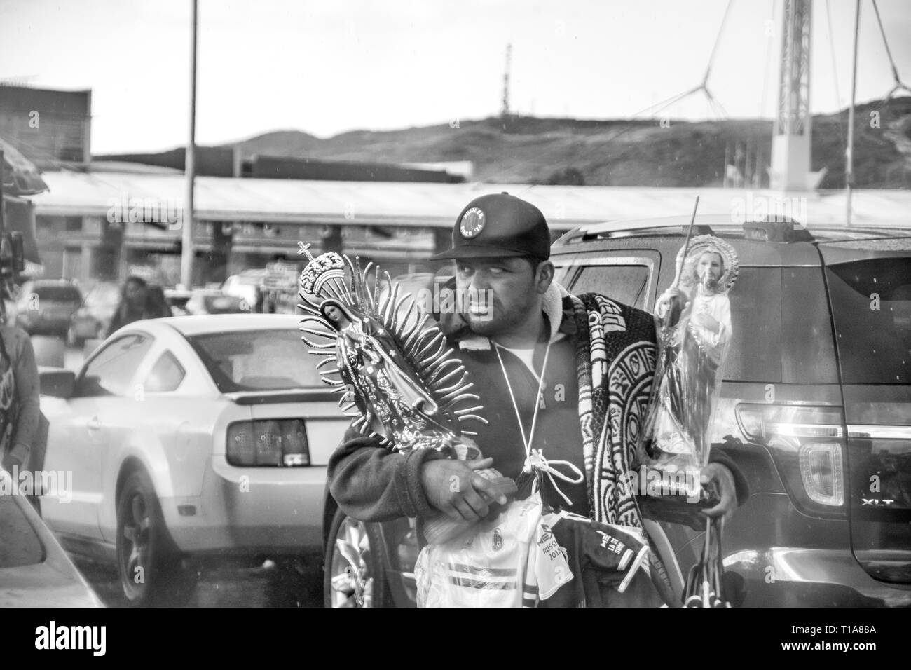 I produttori vendono i vari tipi di cibo, arte popolare e knock off presso il San Ysidro border crossing, attraversando negli Stati Uniti dal Messico. Foto Stock