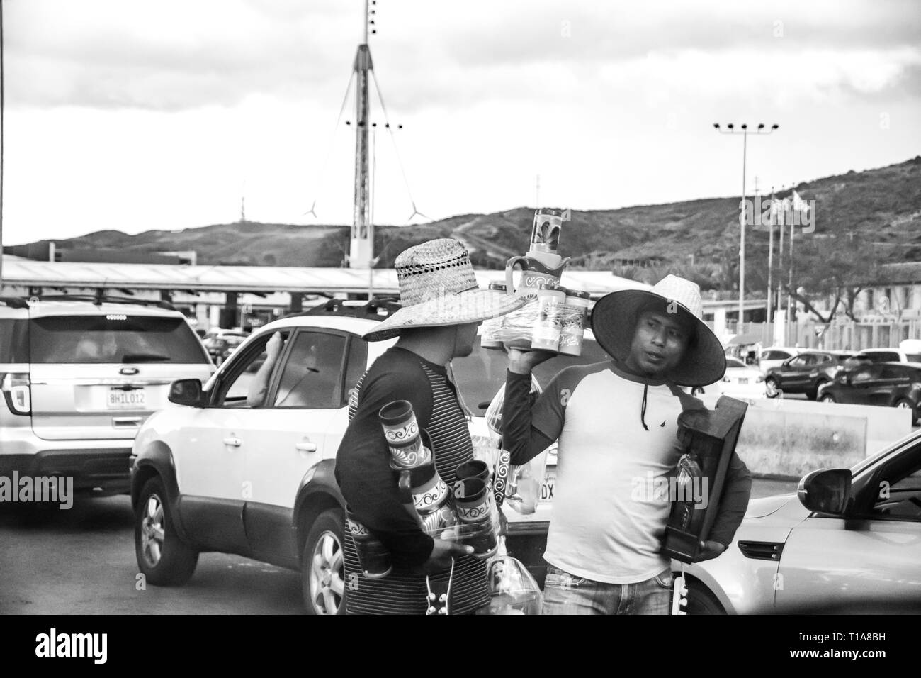 I produttori vendono i vari tipi di cibo, arte popolare e knock off presso il San Ysidro border crossing, attraversando negli Stati Uniti dal Messico. Foto Stock