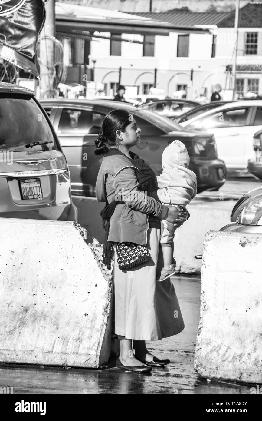 I produttori vendono i vari tipi di cibo, arte popolare e knock off presso il San Ysidro border crossing, attraversando negli Stati Uniti dal Messico. Foto Stock