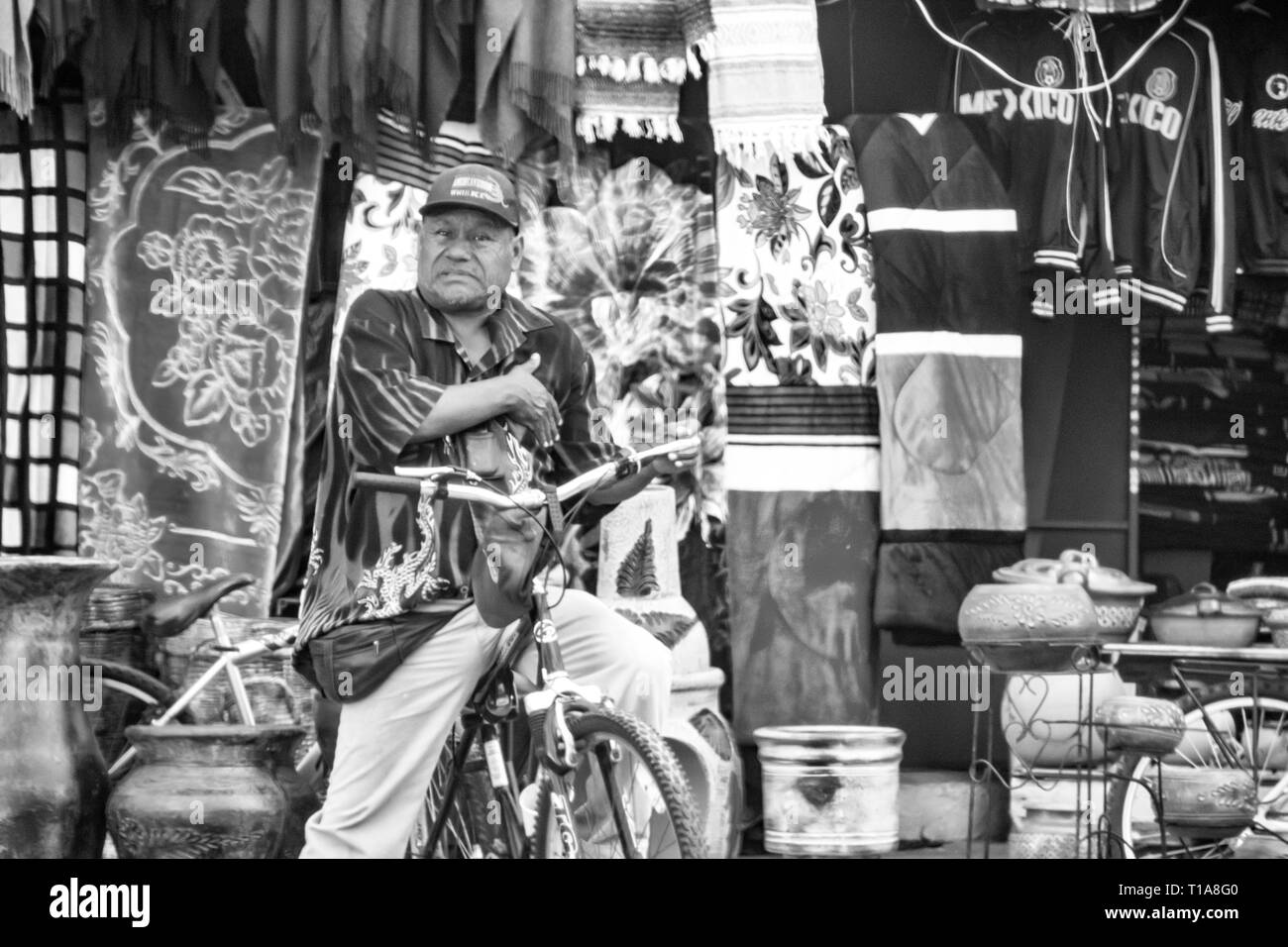 I produttori vendono i vari tipi di cibo, arte popolare e knock off presso il San Ysidro border crossing, attraversando negli Stati Uniti dal Messico. Foto Stock